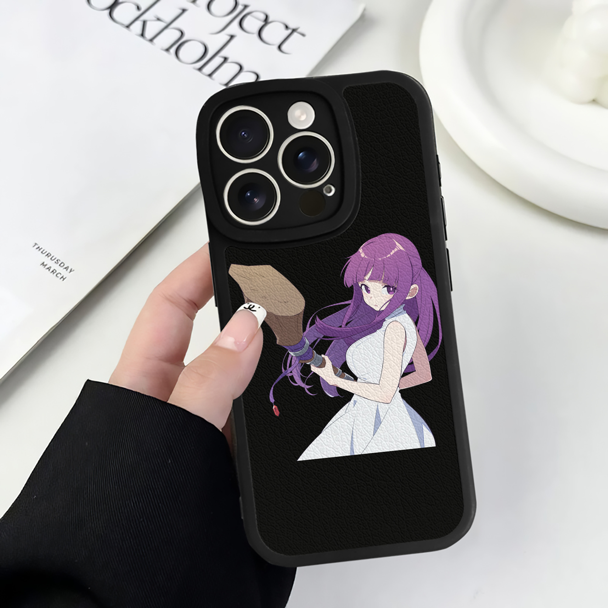 （画像用） 葬送のフリーレン Frieren 【iPhone 16シリーズ対応】シリコンスマホケース（レザー調） 材質：シリコン